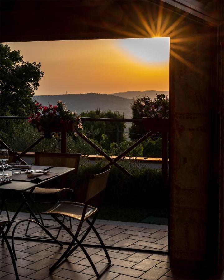 טרווי Albergo Ristorante Il Terziere מראה חיצוני תמונה