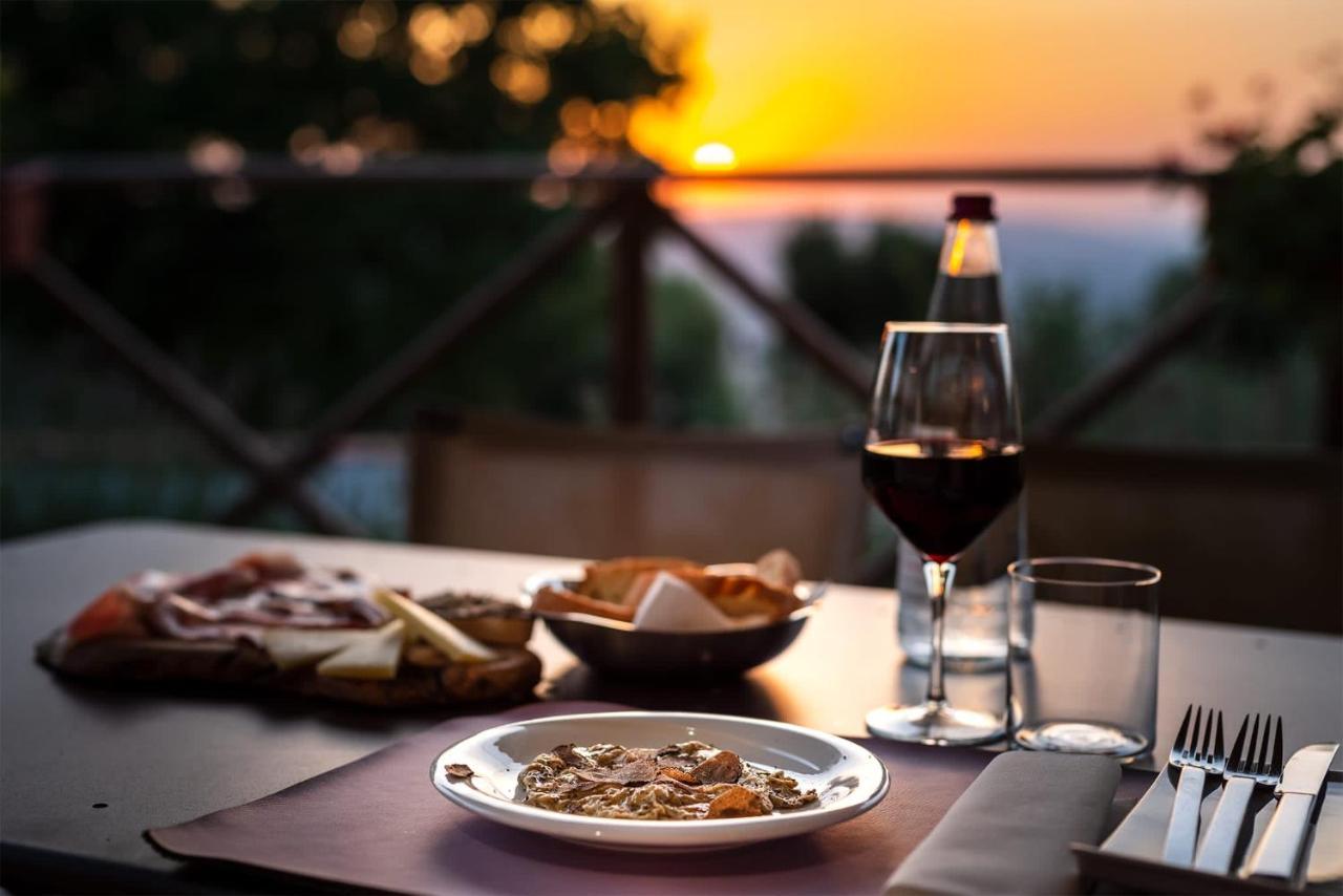 טרווי Albergo Ristorante Il Terziere מראה חיצוני תמונה