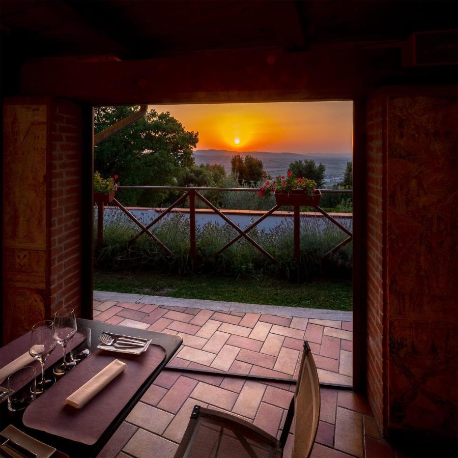 טרווי Albergo Ristorante Il Terziere מראה חיצוני תמונה